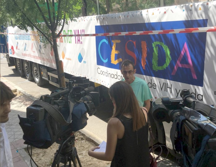 El presidente de CESIDA atendiendo a los medios de comunicación, esta mañana en Madrid ante la carroza de CESIDA.