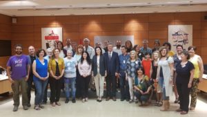 Foto de familia con Carmen Montón y presencia de Toni Poveda, director de CESIDA